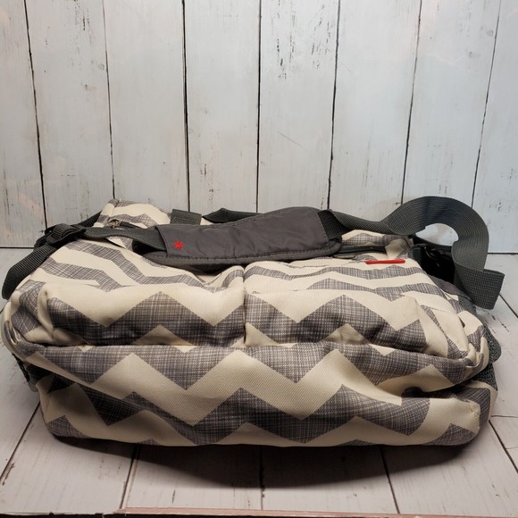 Skip Hop Dash Chervron Messenger Diaper Bag Grey / White - Picture 5 of 10